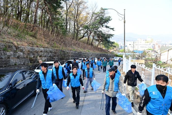 [크기변환]배낙호 김천시장과 카포스  함께 구석구석 깨끗하게!-교통행정과(사진6).jpg