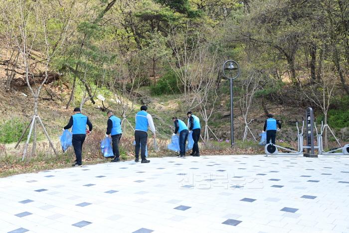 [크기변환]배낙호 김천시장과 카포스  함께 구석구석 깨끗하게!-교통행정과(사진5).jpg