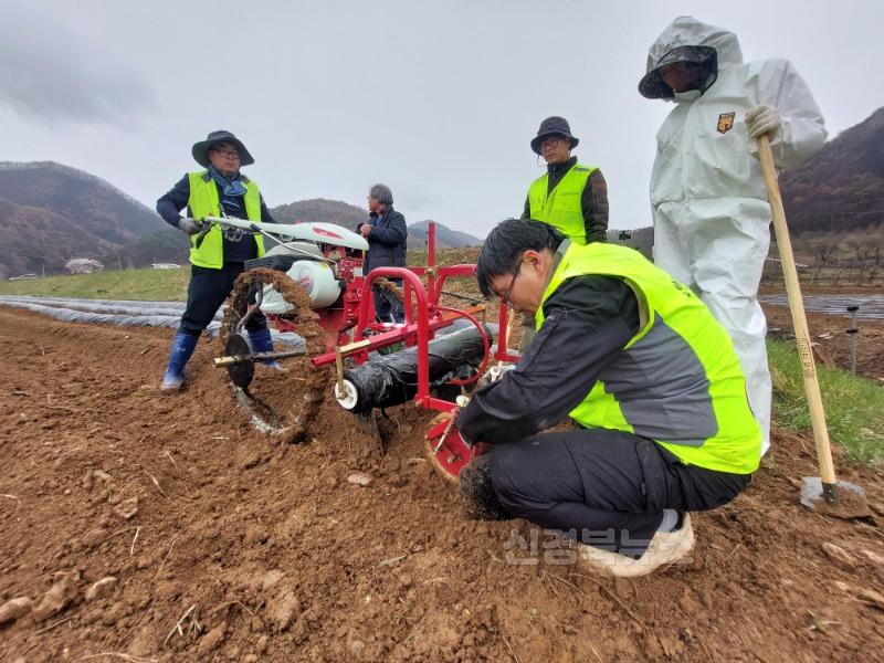 3-2 사진(영양군농업기술센터， 농업기계 안전전문관 영농지원단과 함께 일손돕기 지원).jpg