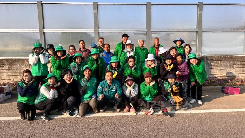 04.17-3 보도자료(우곡면 새마을회, 문고 폐농약수거 및 꽃길조성)(1).jpeg