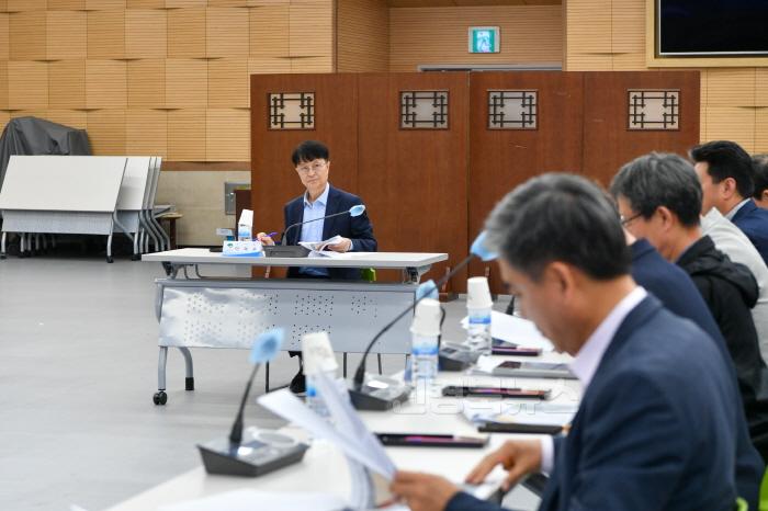 [크기변환]영주-3-3 이재훈 영주시장 권한대행이 사업계획서 준비상황을 살펴보고 있다.jpg