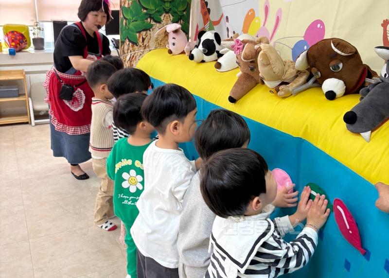 왜관초등학교_03_왜관초유_유치원 장애인식개선교육 인형극 관람 사진2.jpg