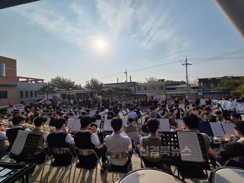 2025 함창중 등굣길 음악회(2).jpg