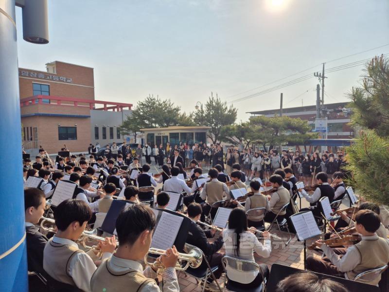 2025 함창중 등굣길 음악회(3).jpg