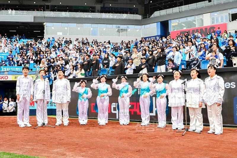 [경북영광학교] 하늘빛 중창단, 2025 프로야구 KBO리그 애국가 제창 공연 사진(2).jpeg