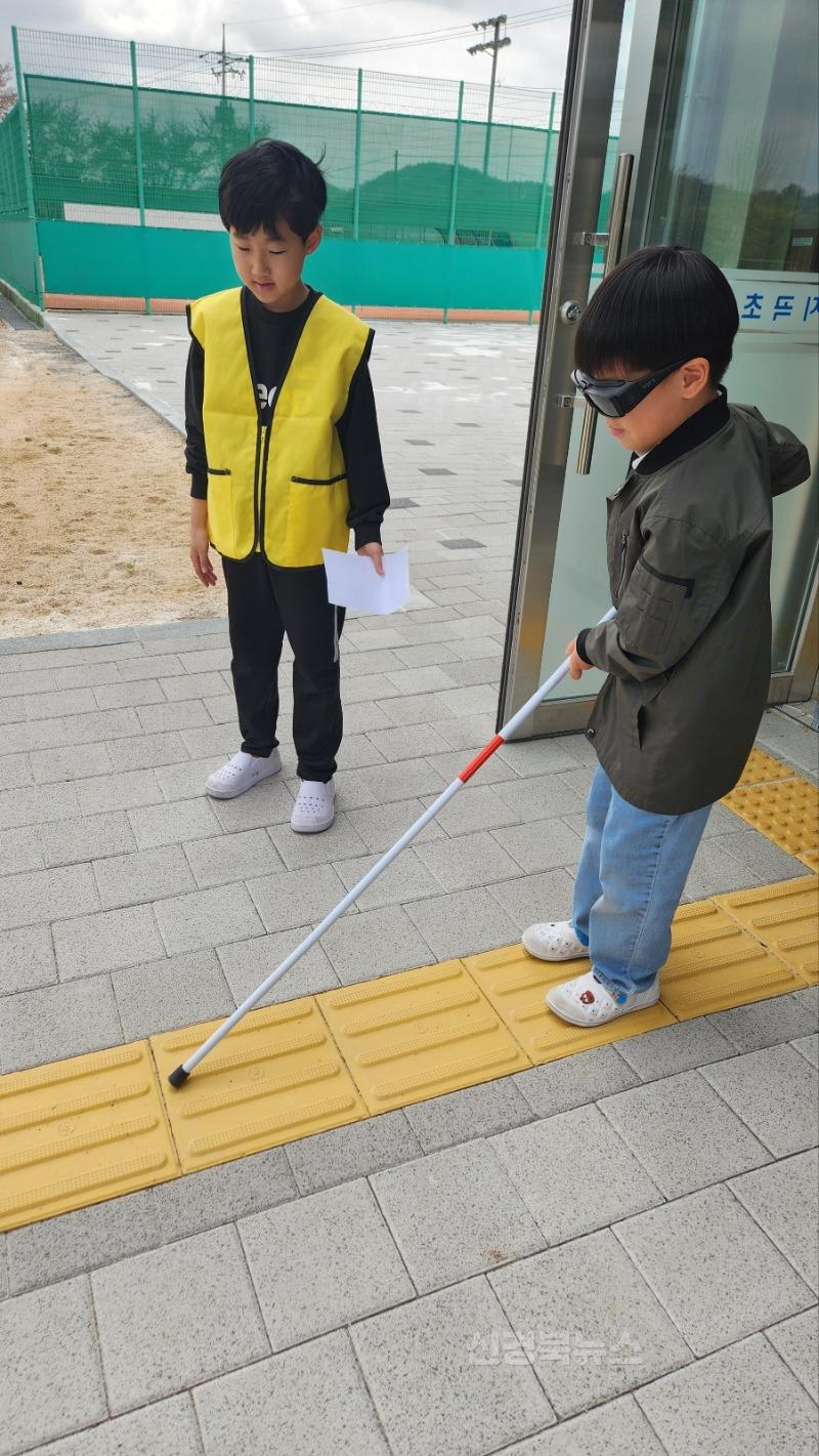 [지곡초] 장애공감실천 체험활동 개최 사진(3).jpg