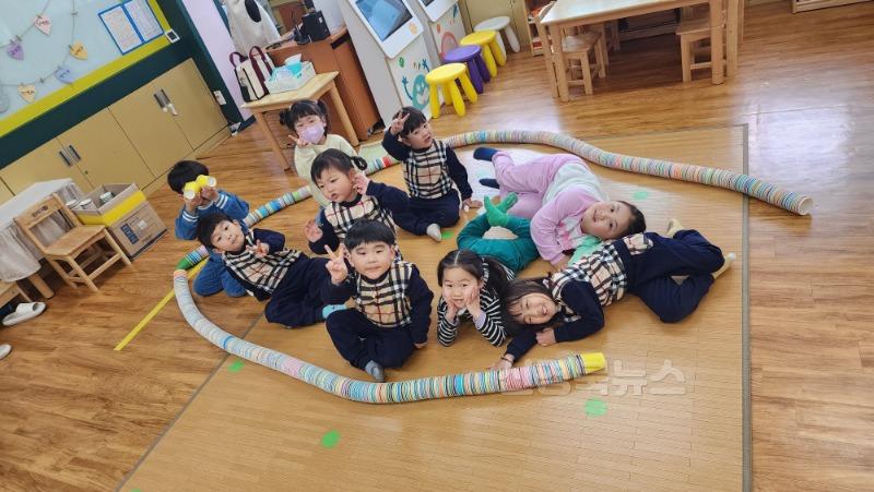 2.경북교육청, 전국 최초 유치원 돌봄교실에‘안심망’구축 추진!(유치원 엄마품 돌봄교실 안심망 시스템 구축)(2024년 청도 남성현초병설유치원 방과후 과정 활동 중 표현놀이 모습)_01.jpg