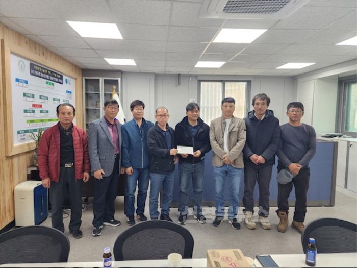 [크기변환](예천군)(사)한국후계농업경영인 예천군연합회, 산불피해 성금 모금 참여 (1).JPG