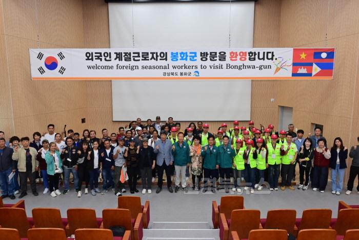 [크기변환]봉화군, 베트남 화방현 계절근로자 첫 입국 (1).JPG