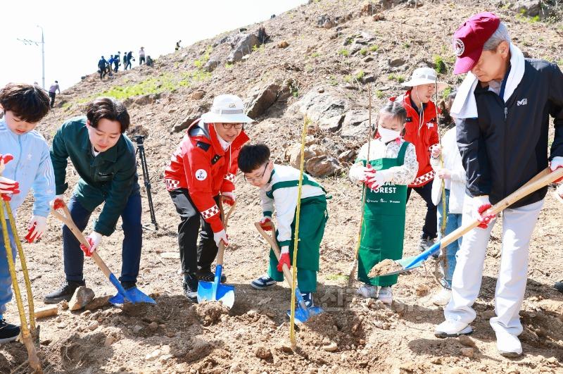 지구의 날 산불피해지 밀원수 식재행사.jpg