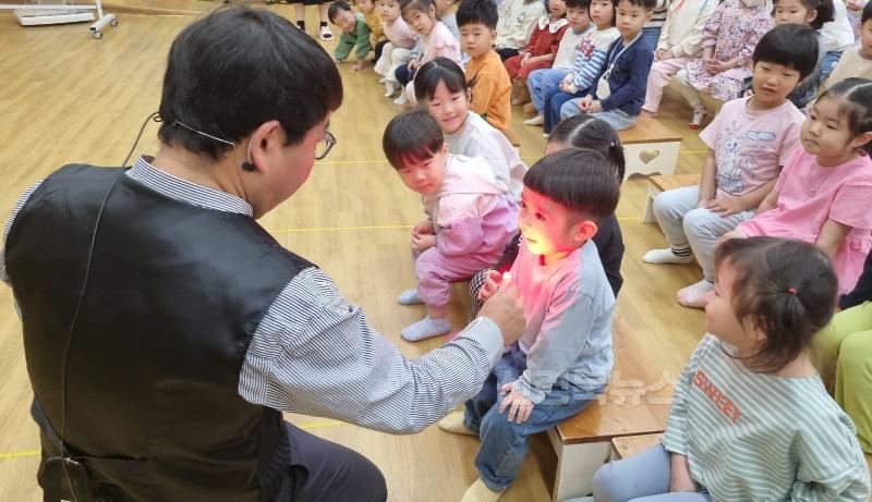 [새벗유]_마술_인형극‘왕_멍멍이와_놀지마’관람_(1).jpg