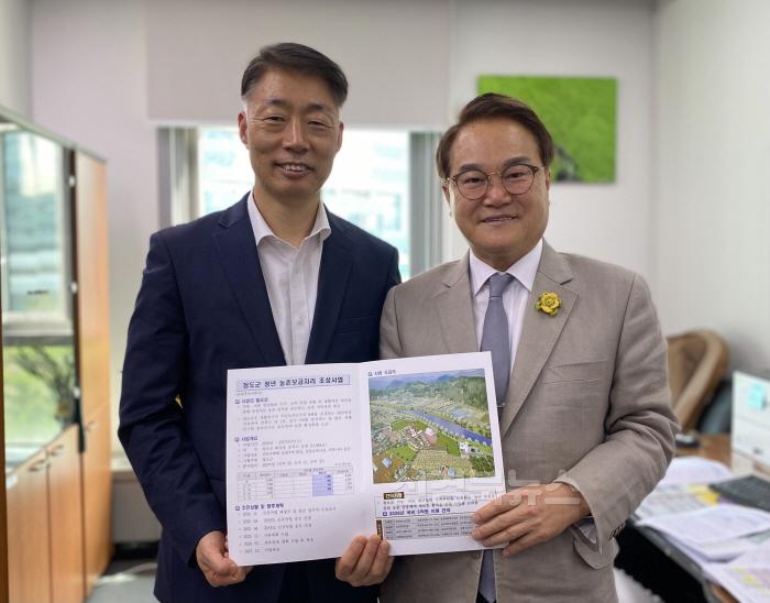 [크기변환]총무과) 정부세종청사 부처방문 보도자료 제출(농림축산식품부 박성우 농촌정책국장).jpeg
