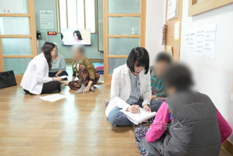 250423보도자료(청송군, 산불 피해 주민 대상 ‘찾아가는 심리지원’ 운영[불탄 마음에도 회복의 손길 전해]) (1).JPG