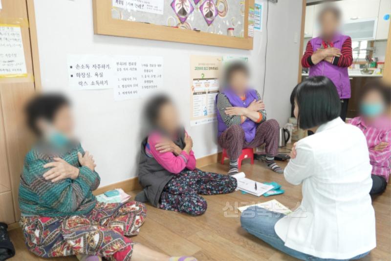 250423보도자료(청송군, 산불 피해 주민 대상 ‘찾아가는 심리지원’ 운영[불탄 마음에도 회복의 손길 전해]) (3).JPG