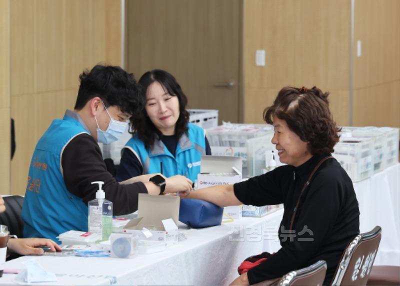 4-5 사진(서울아산병원, 영양군 무료진료).jpg