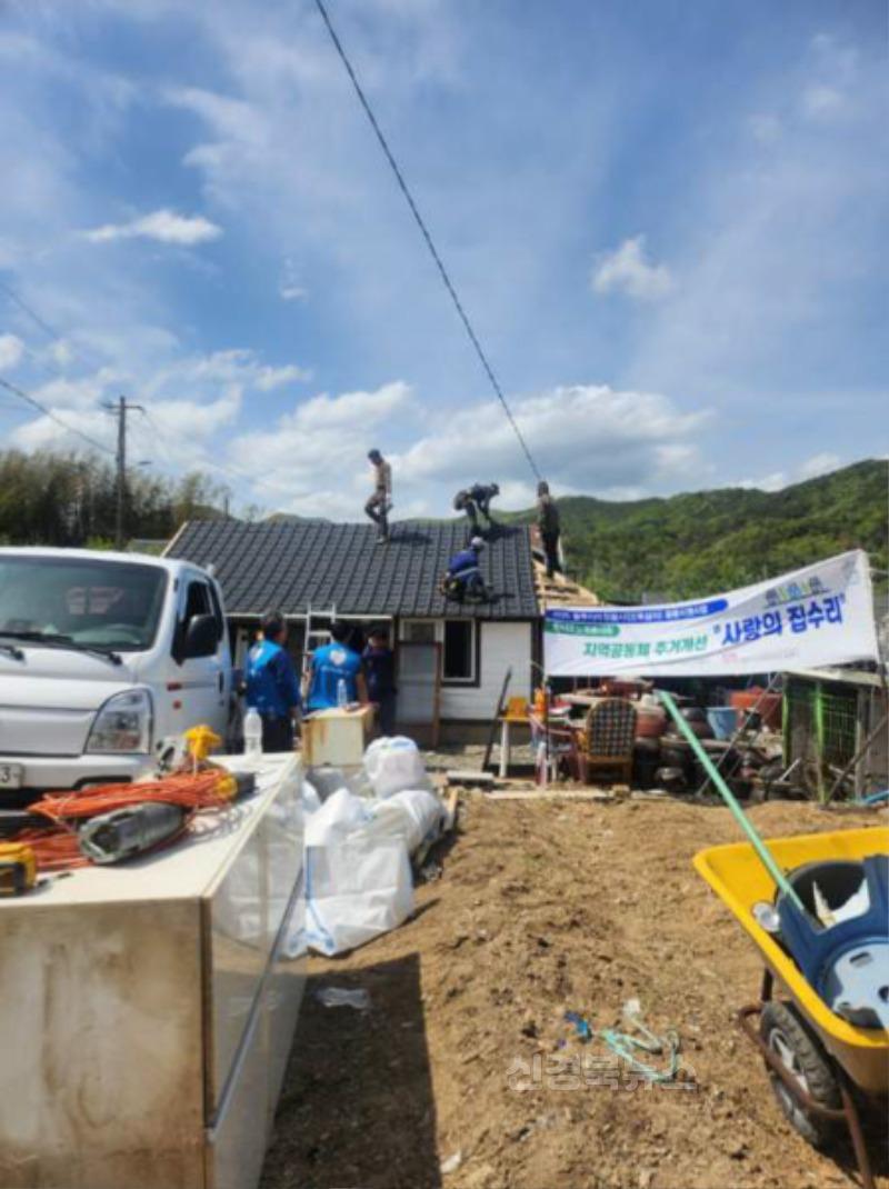 14. 한마음노력봉사회가 집수리 봉사활동을 진행하고 있다.jpg
