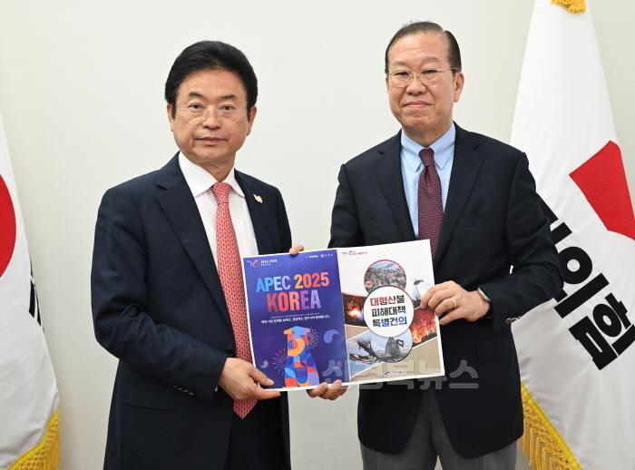 [크기변환]국회_방문(APEC_권영세).jpg