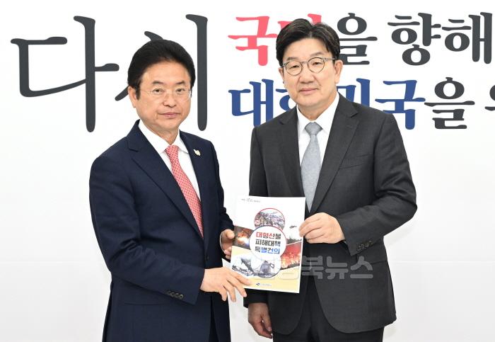 [크기변환]국회_방문(APEC_권성동).jpg