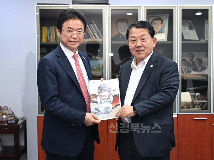 [크기변환]국회_방문(APEC_김병주).jpg