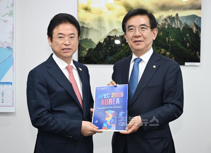 [크기변환]국회_방문(APEC_정일영).jpg