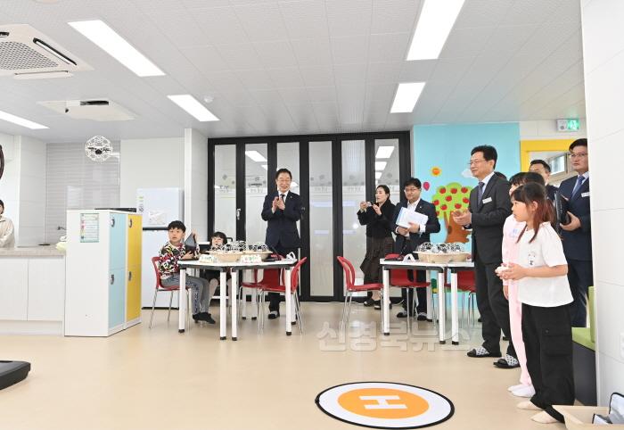 [크기변환](추가)1.경북교육청, 포항 거점형 늘봄센터 방문해 학부모들과 현장 소통협의회 가져!(수업을 참관하고 있는 임종식 교육감)_02.jpg