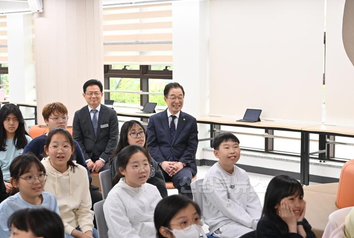 [크기변환](추가)1.경북교육청, 포항 거점형 늘봄센터 방문해 학부모들과 현장 소통협의회 가져!(수업을 참관하고 있는 임종식 교육감)_03.jpg