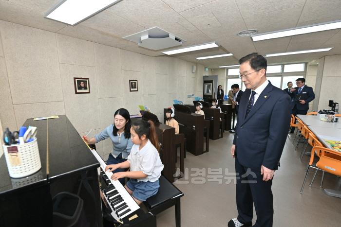 [크기변환](추가)1.경북교육청, 포항 거점형 늘봄센터 방문해 학부모들과 현장 소통협의회 가져!(수업을 참관하고 있는 임종식 교육감)_01.jpg