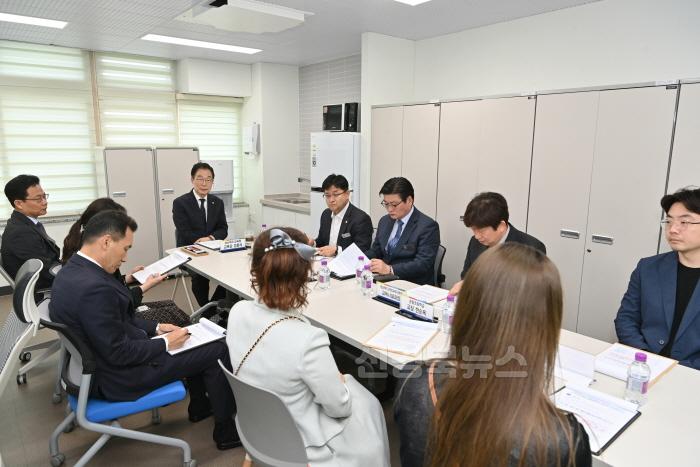 [크기변환](추가)1.경북교육청, 포항 거점형 늘봄센터 방문해 학부모들과 현장 소통협의회 가져!(학부모들과의 현장 소통협의회)_04.jpg