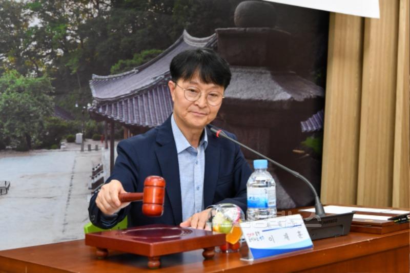 영주-2-4 심의 의결이 이뤄져 이재훈 영주시장 권한대행이 의사봉을 두드리고 있다.jpg
