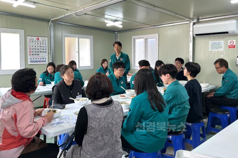 5_영덕시장상인회  산불 피해복구 공무원 식사 제공.jpg