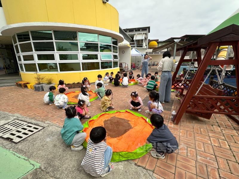 영주-5-1 영주시자원봉사센터가 수질 개선 캠페인의 일환으로 남산어린이집 원생들과 흙공 만들기를 진행하고 있다.jpg