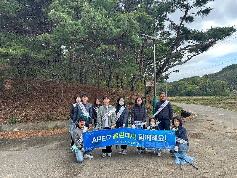 6. 노인복지과 직원들이 환경정비를 실시했다.jpg