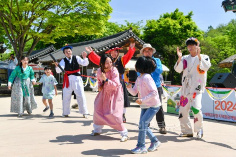 영주-1-3 (참고사진)선비의 낭만이 피어나는 봄, 5월3일부터 5일까지 ‘2025영주 한국선비문화축제’ 열린다(덴동어미 공연 모습).jpg
