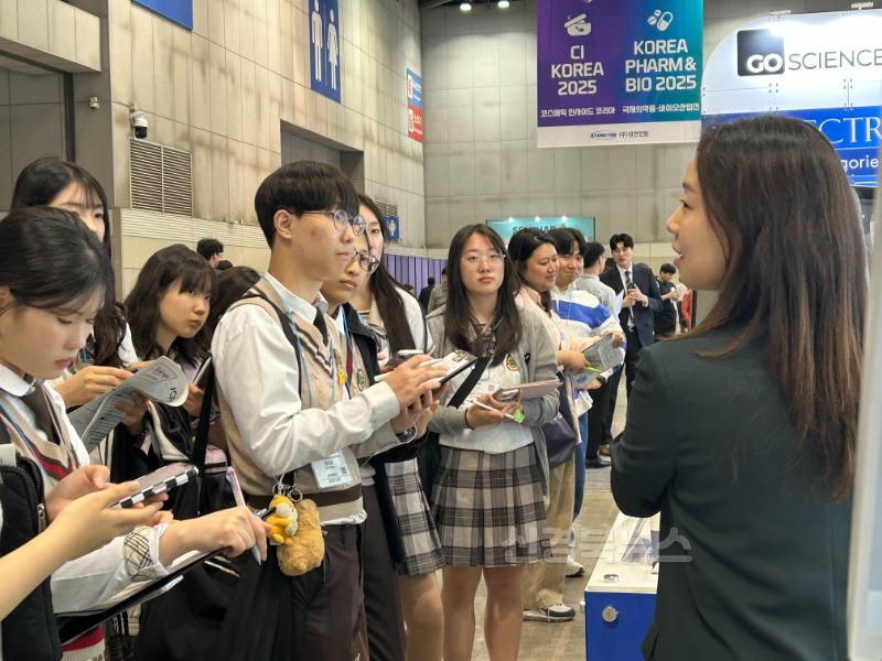 [경북바이오마이스터고] 'COPHEX 2025'연계 취업처 탐색 프로그램 운영 사진(2).jpg