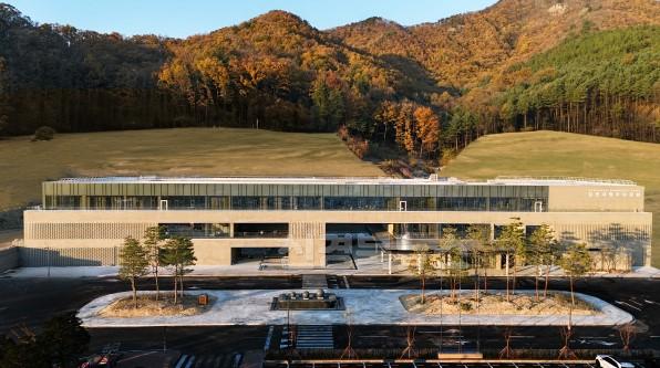 평화와 번영을 있게 해준 ‘국가유공자 전용 봉안단’ 조성-사회복지과(사진_김천시립추모공원 전경).jpg