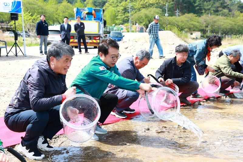 연안어장자원조성사업 어린은어 방류행사2_(2).jpg