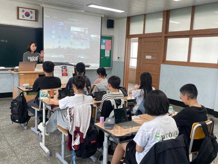 [크기변환](추가)1.경북교육청, 교과 원격 공동수업 시범 운영‘따로 또 같이 학교’(소규모 중학교 공동교육과정 교육격차 없는 경북 만든다)_02.jpg