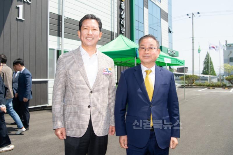 [투자유치과](주)그린텍 준공식 사진4(오른쪽 (주)그린텍 대표 이정곤).jpg