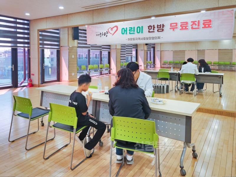 영주-16-2 아동이 한방진료를 보고 있다.jpg