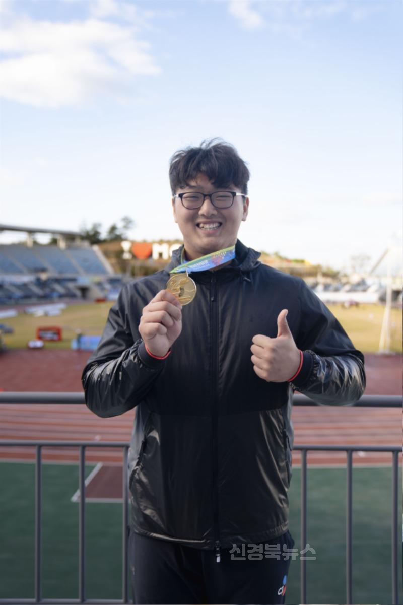 2.경북교육청, 금오고등학교 박시훈 선수 ‘2025구미아시아육상선수권 국가대표 선발’(경북교육청‘스포츠 인재 육성’시스템의 성과)(2024 전국체육대회 포환던지기 금메달 시상 후 박시훈 선수 모습)_02.jpg