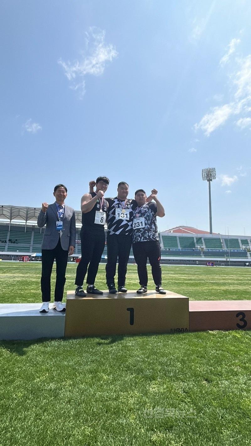 2.경북교육청, 금오고등학교 박시훈 선수 ‘2025구미아시아육상선수권 국가대표 선발’(경북교육청‘스포츠 인재 육성’시스템의 성과)(2025 구미아시육상선수권대회 국가대표 선발전 2위 시상 후 박시훈 선수 모습)_01.jpg