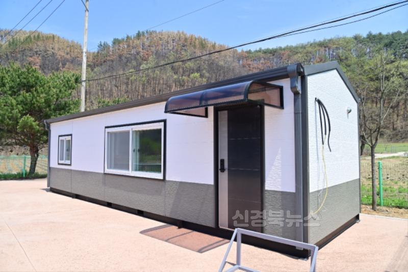250428보도자료(청송군 산불 이재민을 위한 임시조립주택 견본 설치) (2).jpg
