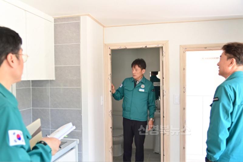 250428보도자료(청송군 산불 이재민을 위한 임시조립주택 견본 설치) (3).jpg
