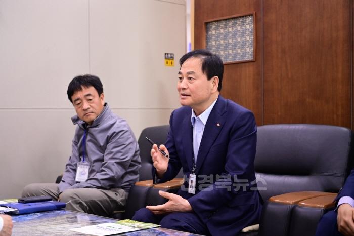 [크기변환]배낙호 김천시장, 중앙부처 방문 ‘발품 세일즈행정’ 가속화-기획예산실(사진2_환경부차관방문).jpg