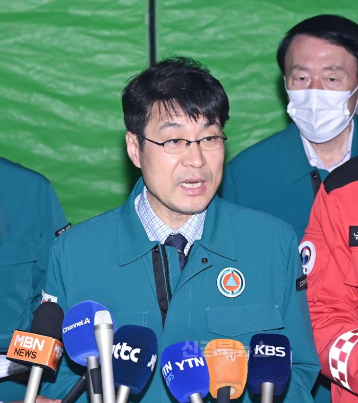 [크기변환]김정기_산불현장_통합지휘본부장_대구시장_권한대행_현장_언론_브리핑_1.jpg