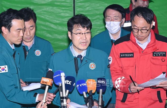 [크기변환]김정기_산불현장_통합지휘본부장_대구시장_권한대행_현장_언론_브리핑_2.jpg