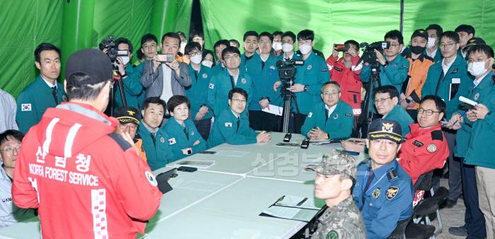 [크기변환]중앙재난안전대책본부장_현장방문(북구_산불현장통합지휘본부)_3.jpg