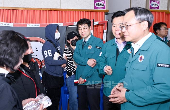 [크기변환]중앙재난안전대책본부장_현장방문(북구_주민대피소)_1.jpg
