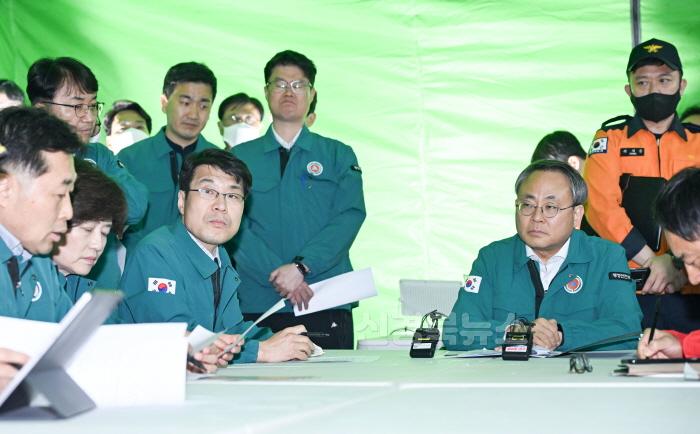 [크기변환]중앙재난안전대책본부장_현장방문(북구_산불현장통합지휘본부)_2.jpg
