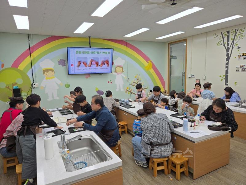 [경산시보도자료]경산시 공동육아나눔터 돌봄품앗이 가족과 온가족 쿡쿡 프로그램 운영(2).jpg